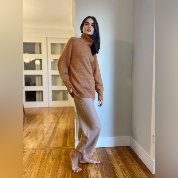 The Group by Babaton Aritizia Day Off Turtleneck 🤍 - Picture 9 of 12